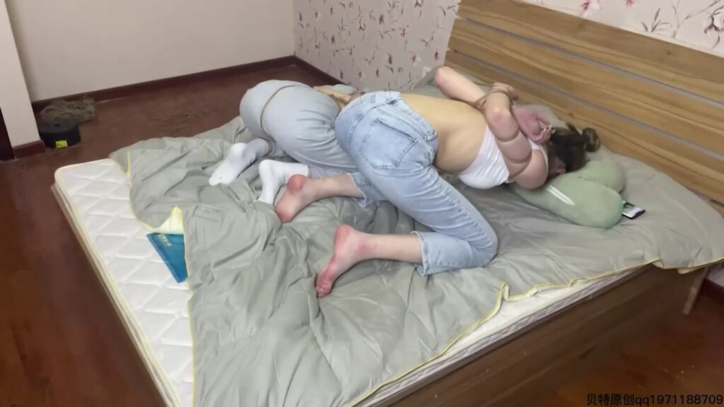 魅影空间，浅色牛仔裤真合身！