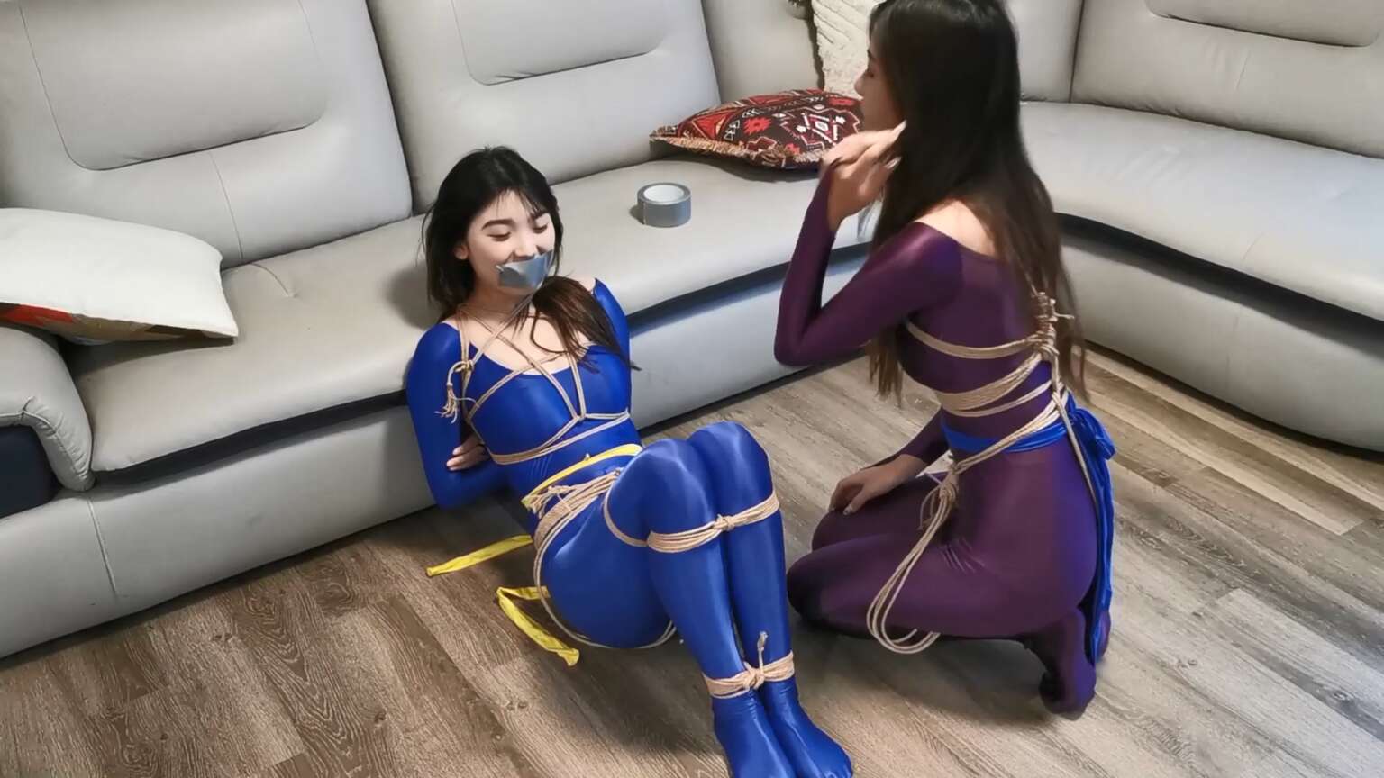 江楠影视，绿色皮衣比黄色皮衣好看多了！