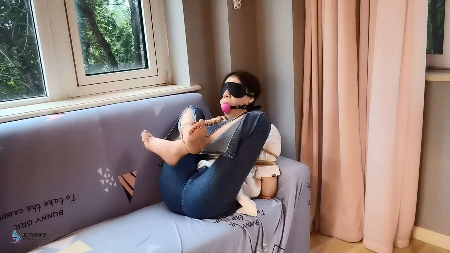 阿木原创工作室，你的打扮有点老土！