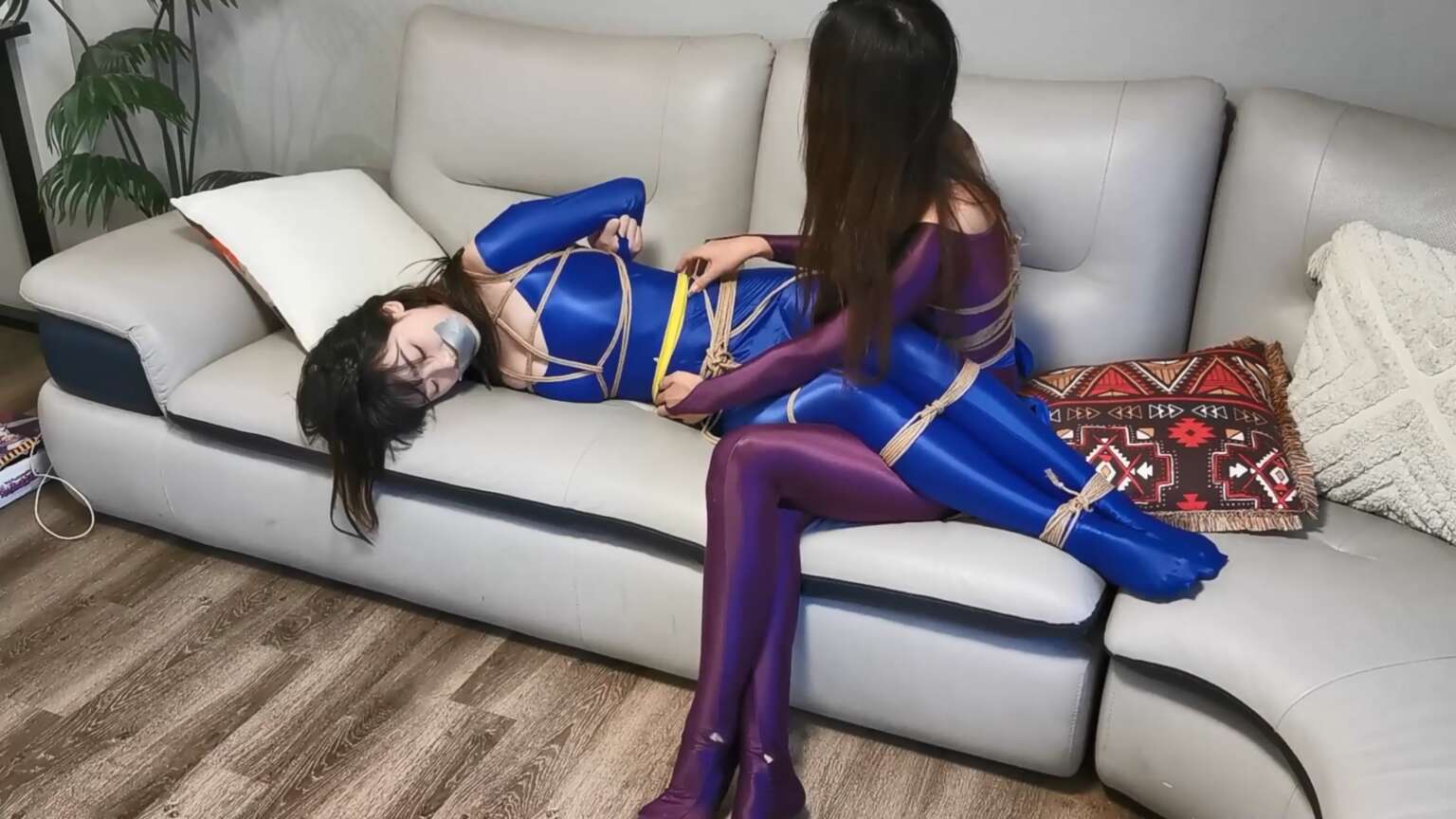 江楠影视，绿色皮衣比黄色皮衣好看多了！