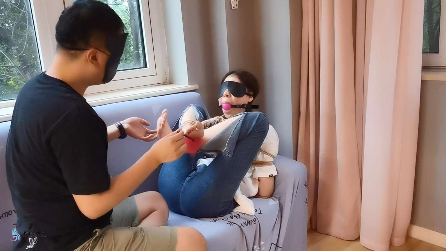 阿木原创工作室，你的打扮有点老土！