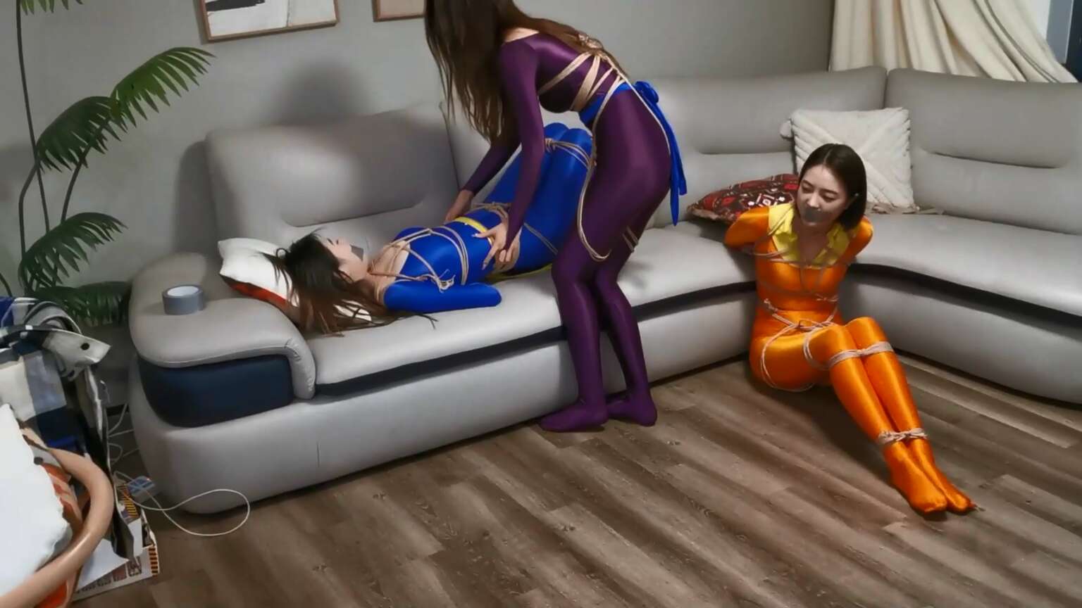 江楠影视，绿色皮衣比黄色皮衣好看多了！