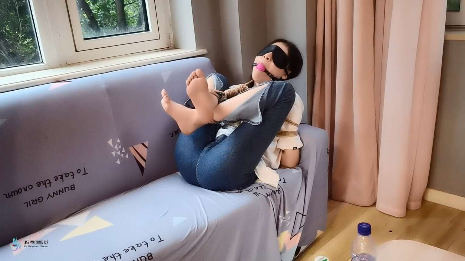 阿木原创工作室，你的打扮有点老土！