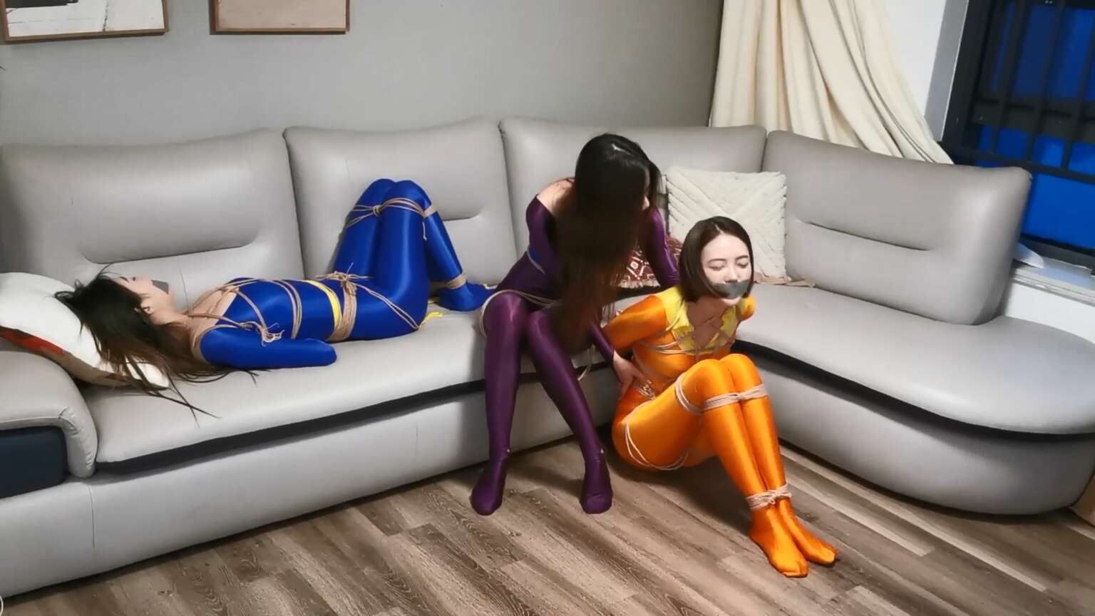 江楠影视，绿色皮衣比黄色皮衣好看多了！