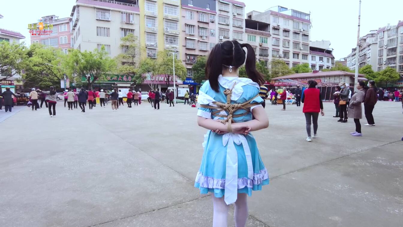 鹿角与猫爪，这个女生真的胆大！