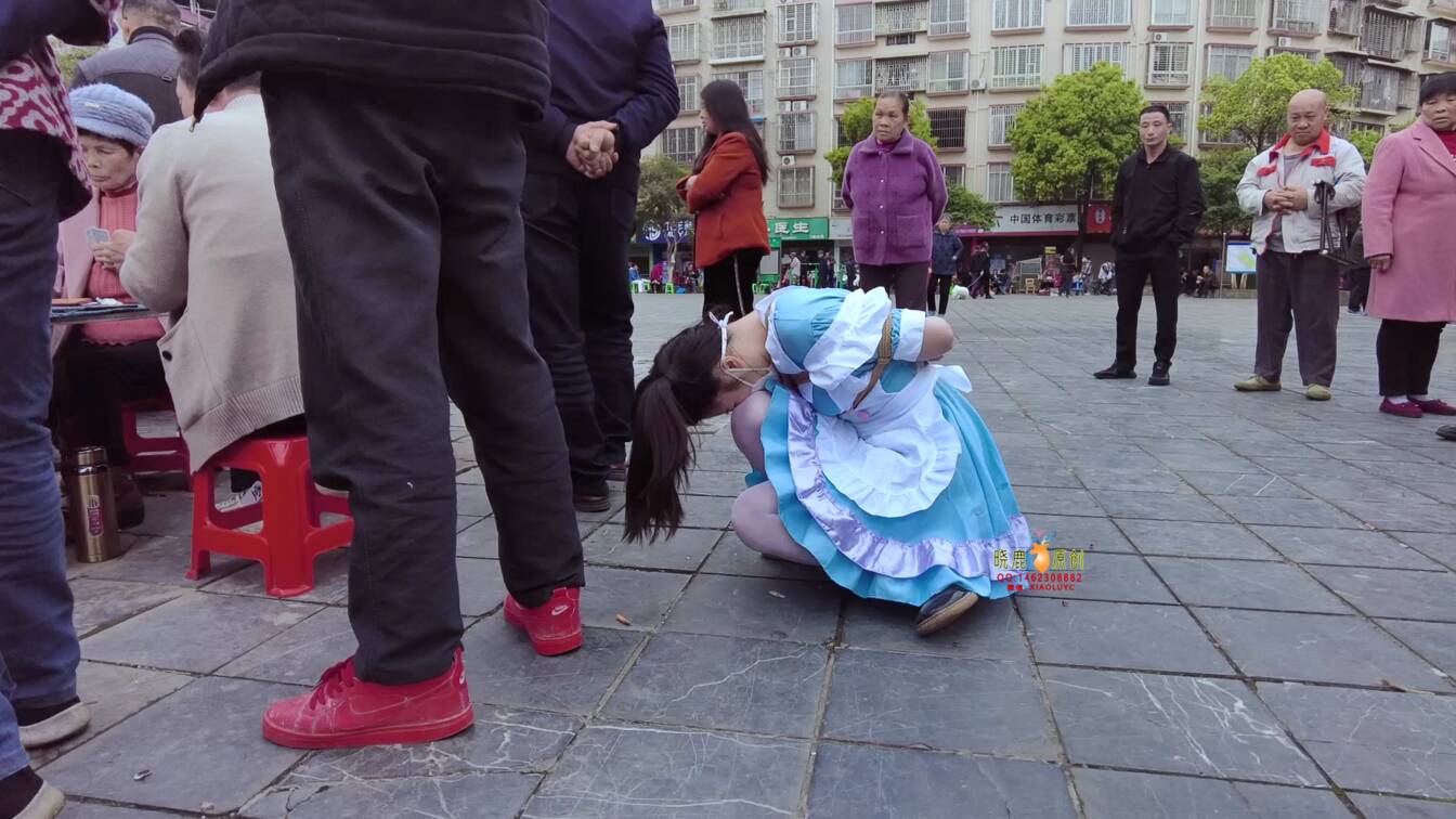 鹿角与猫爪，这个女生真的胆大！