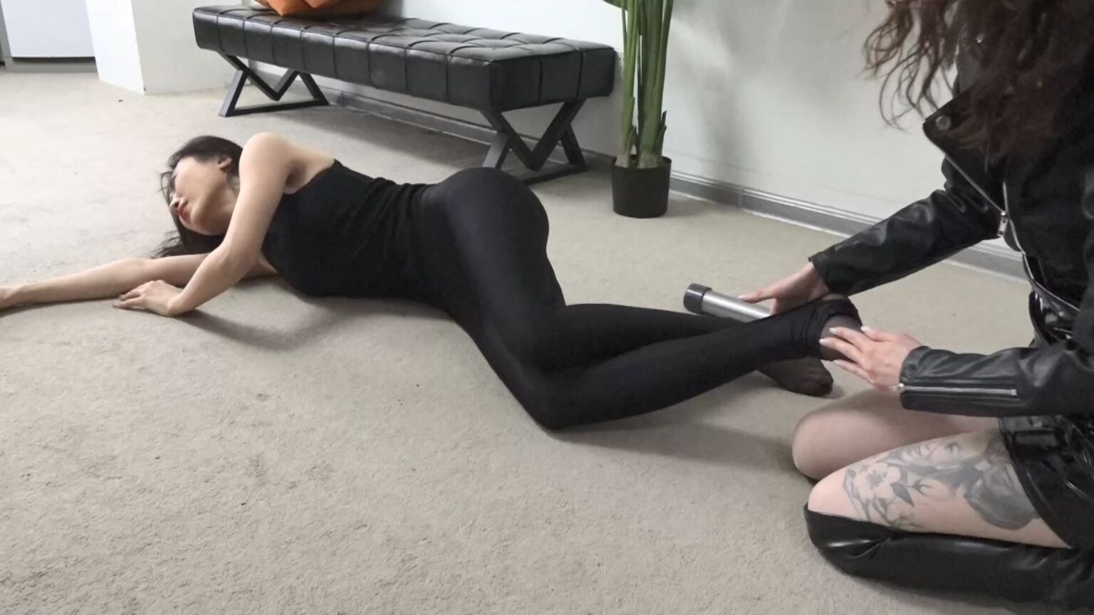 逍遥原创，趴地上干嘛？