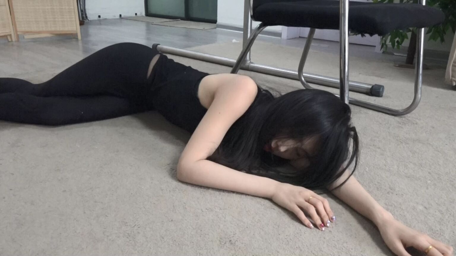 逍遥原创，趴地上干嘛？