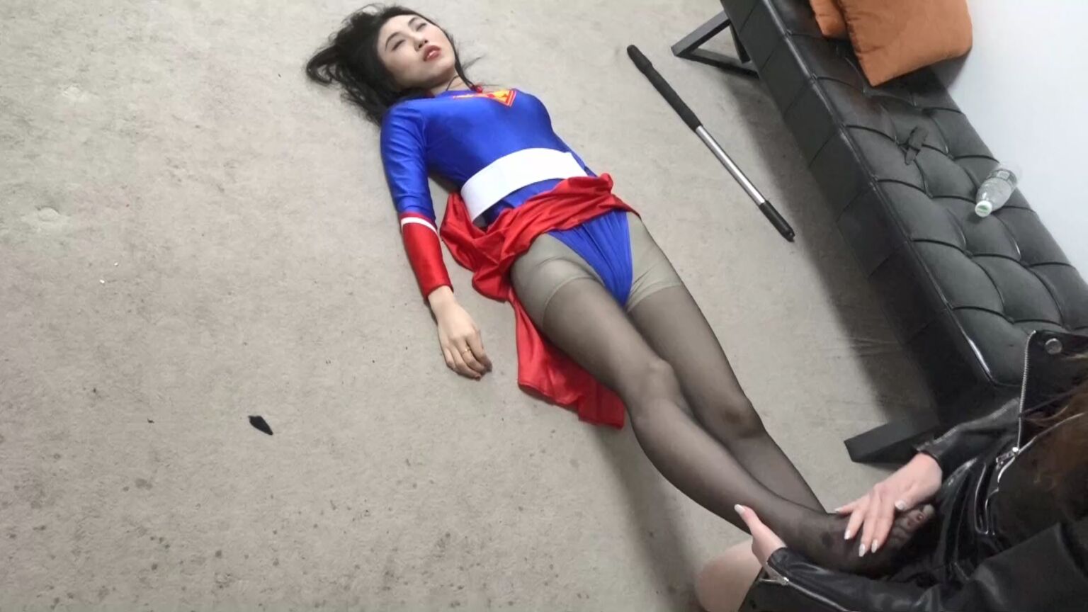 逍遥原创，趴地上干嘛？