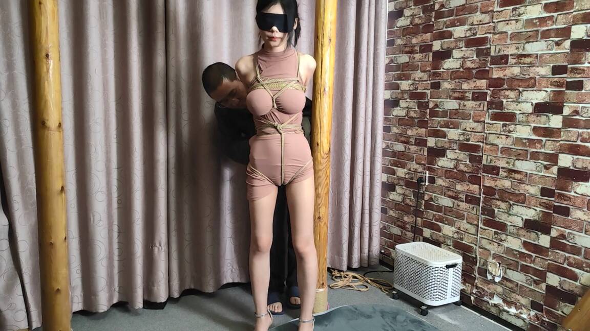 手指间的旋律，灰色裙子很不错！