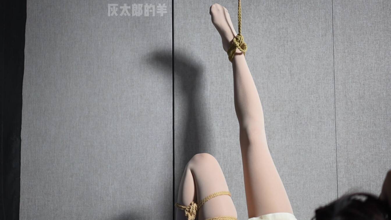 灰鸟原创，白色裙子蛮好看的！